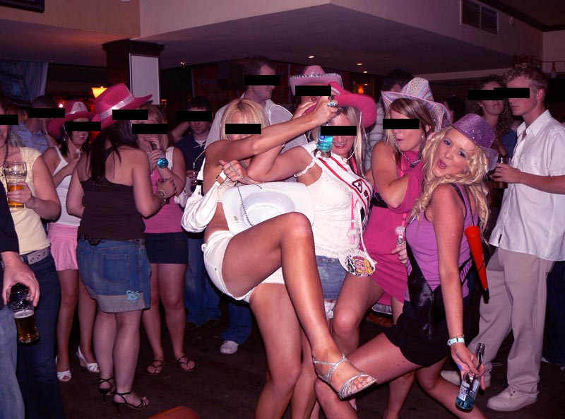 Тематическая вечеринка в ночном клубе закончилась оргией - порно фото